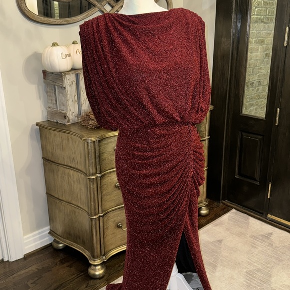 Red glistening evening gown (40) - Picture 12 of 13